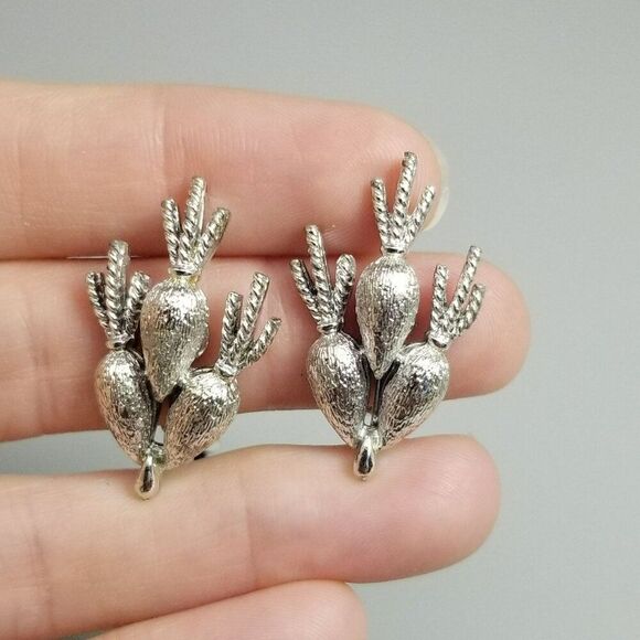 Vintage Coro Cactus or Carrot Silver Tone Clip On Earrings, Retro Signed Estate - Picture 1 of 7